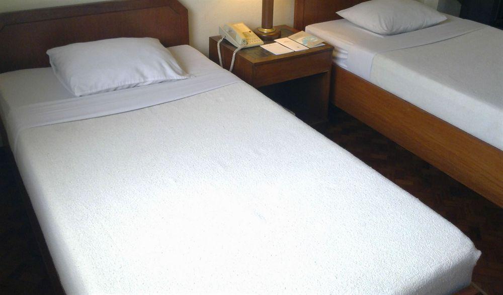 Sunny Bay Suites Маніла Екстер'єр фото